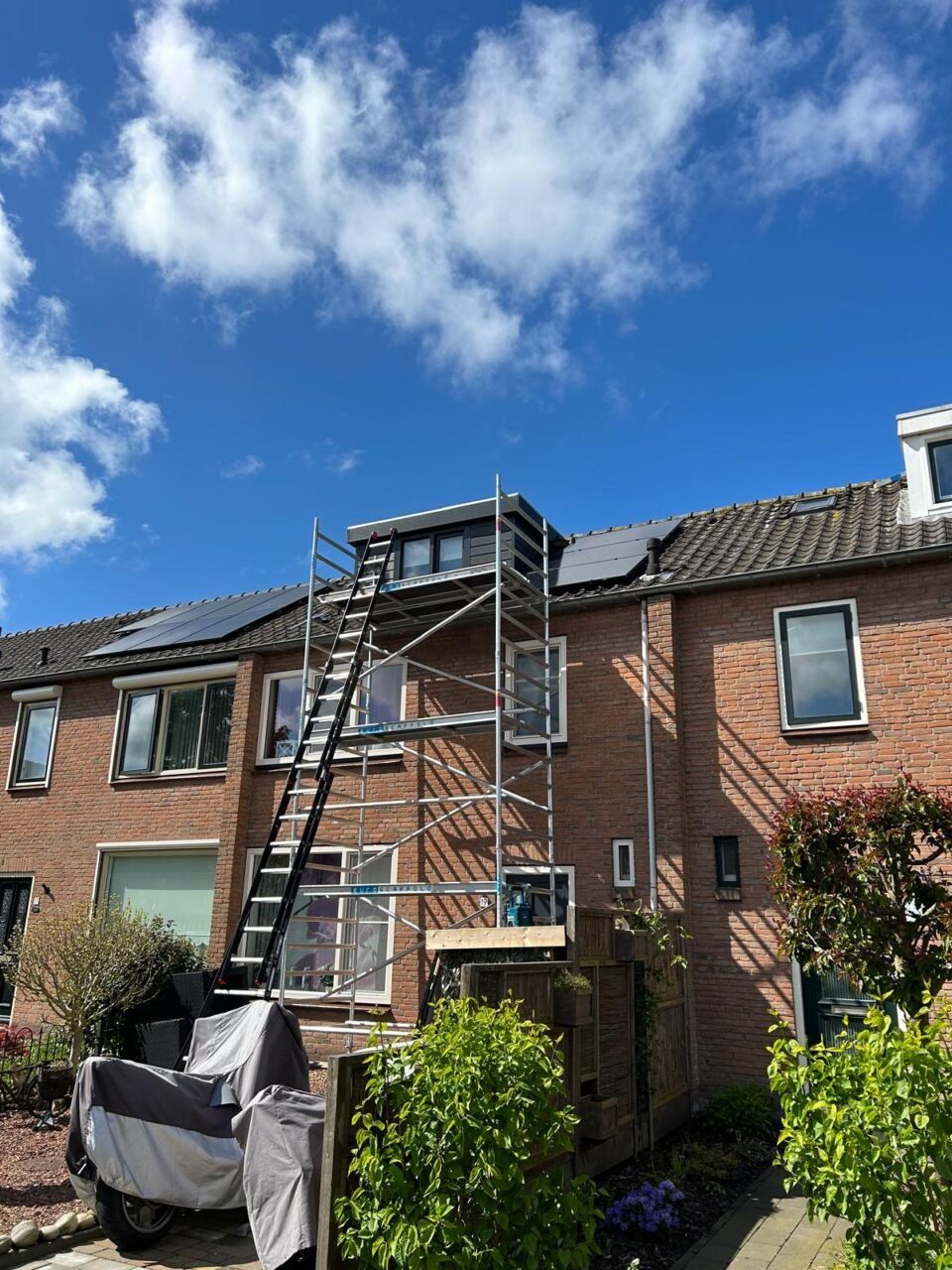 Werk aan de gevel met steiger