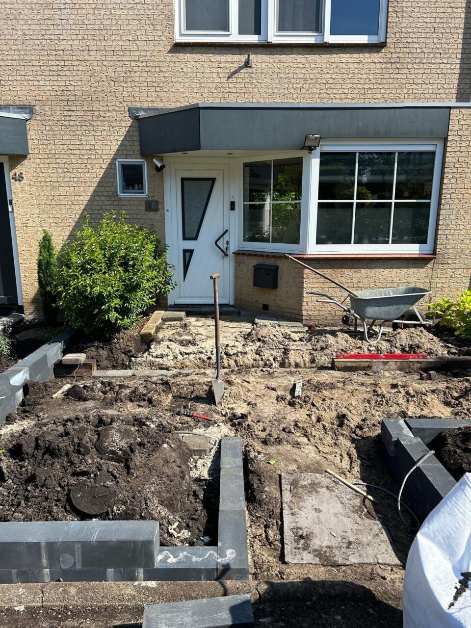 Voortuin tijdens de werkzaamheden